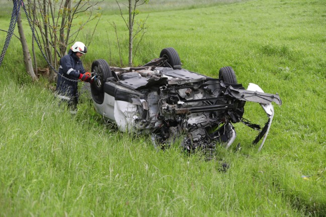 Unfalllenker (67) nach schwerem Crash bei Regau im Klinikum verstorben