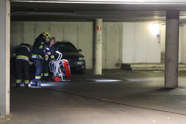 Brandstiftung: Feuerwehr bei Kleinbrand in einer Tiefgarage in Wels-Lichtenegg im Einsatz