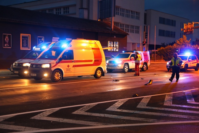 Kollision mit Moped: Zwei Jugendliche (14 und 15) nach schwerem Unfall in Wels-Innenstadt reanimiert