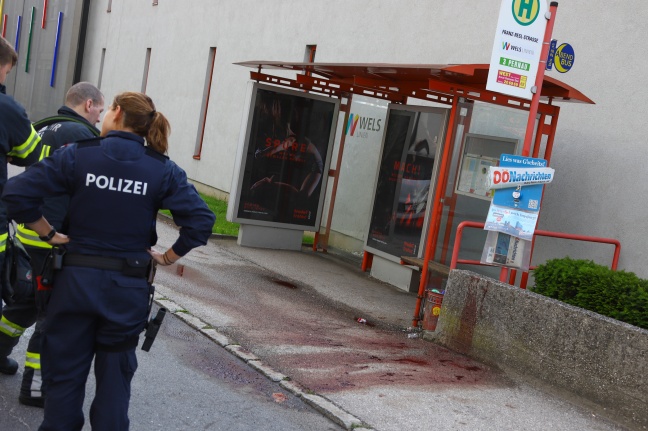 Einsatz wegen blutverschmierter Bushaltestelle und langer Blutspur in Wels-Pernau