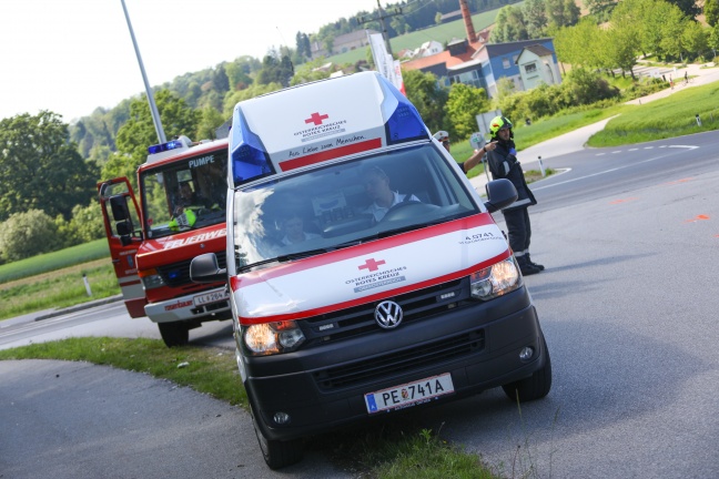 Kreuzungscrash zwischen zwei Fahrzeugen in St. Florian fordert zwei Verletzte