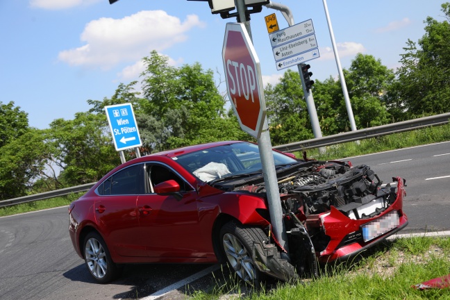 Unfall während Einsatzfahrt: Auto kollidiert in Asten mit Fahrzeug der Feuerwehr