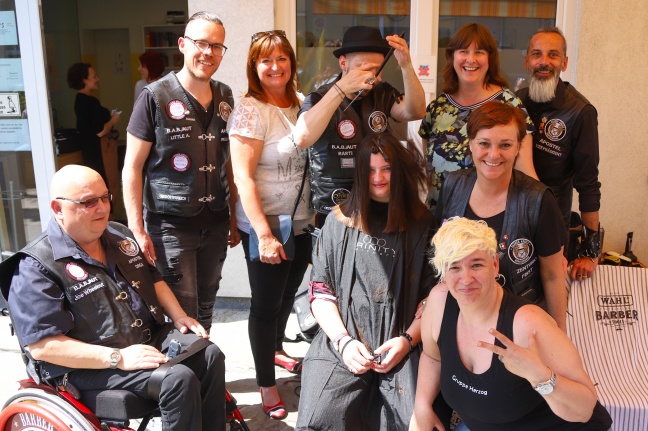 "Barber Angels Brotherhood Austria" schenken bedürftigen Menschen in Wels ein gepflegtes Aussehen