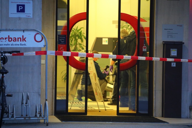 Geldautomat einer Bankfiliale in Traun gesprengt