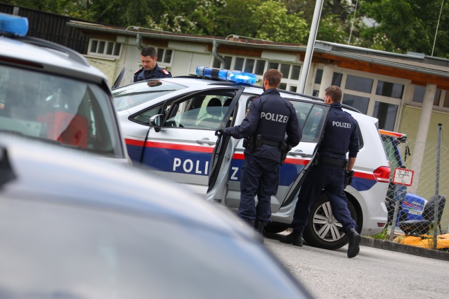 Polizeieinsatz nach Angriff mit Baseballschläger bei heftigem Streit in Wels-Lichtenegg