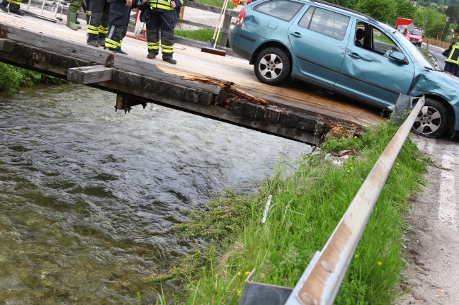 Auto nach Kollision in Altmünster in die Aurach gestürzt