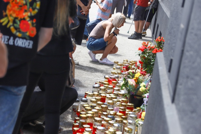 Bewegendes Gedenken an die beiden jungen Opfer des Mopedunfalls in Wels-Innenstadt