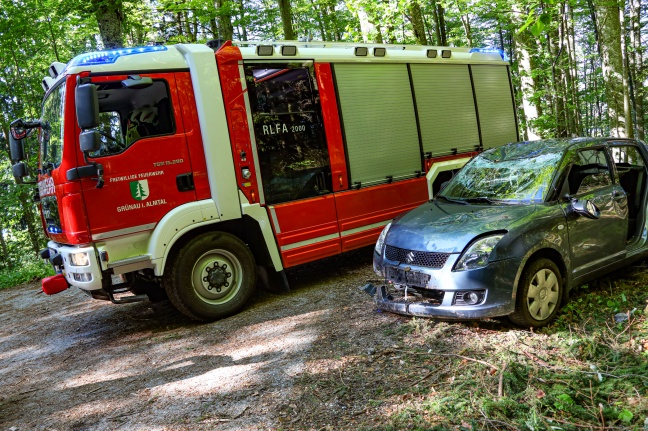 Auto auf Bergstraße in Grünau im Almtal überschlagen - Menschenrettung nach Verkehrsunfall