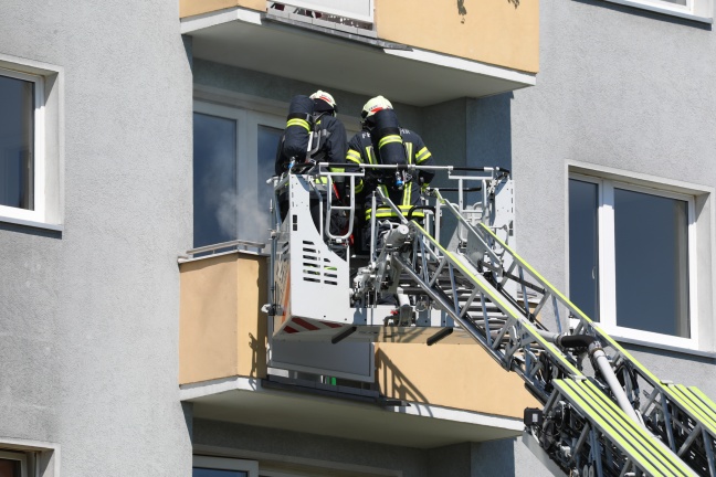 Brand eines Blumenkastens auf dem Balkon eines Mehrparteienwohnhauses in Wels-Vogelweide