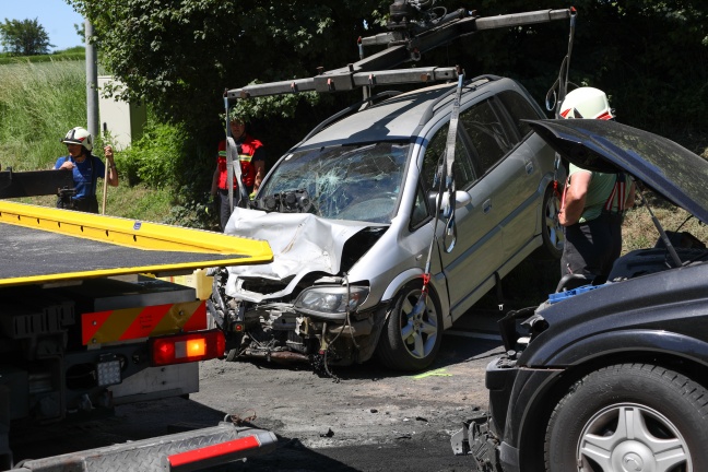Drei Verletzte bei Frontalkollision auf Innviertler Straße in Krenglbach