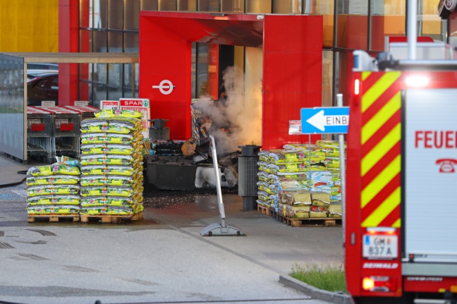Brand nach gescheitertem Diebstahl eines Bankomaten in einem Supermarkt in Vorchdorf
