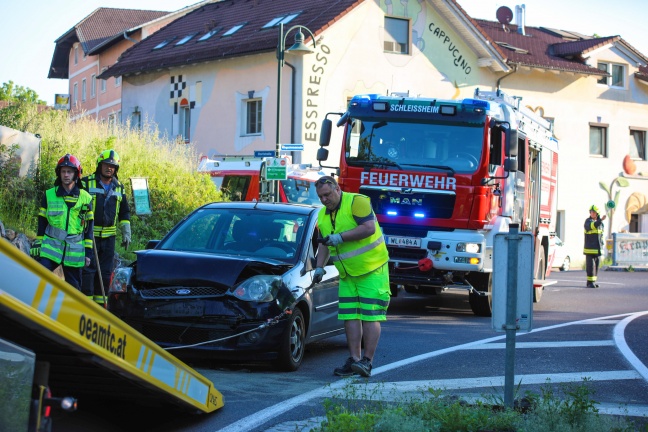 Aufräumarbeiten nach Auffahrunfall in Schleißheim