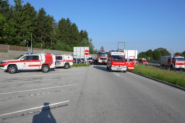 Autolenker (63) nach schwerem Unfall auf Westautobahn bei Laakirchen im Krankenhaus verstorben