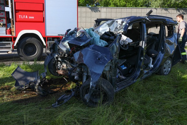 Autolenker (63) nach schwerem Unfall auf Westautobahn bei Laakirchen im Krankenhaus verstorben