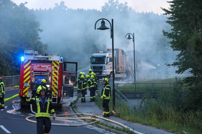 Strohladung eines LKWs in Schleißheim in Flammen aufgegangen
