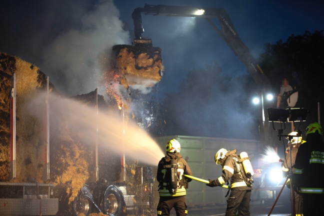 Strohladung eines LKWs in Schleißheim in Flammen aufgegangen