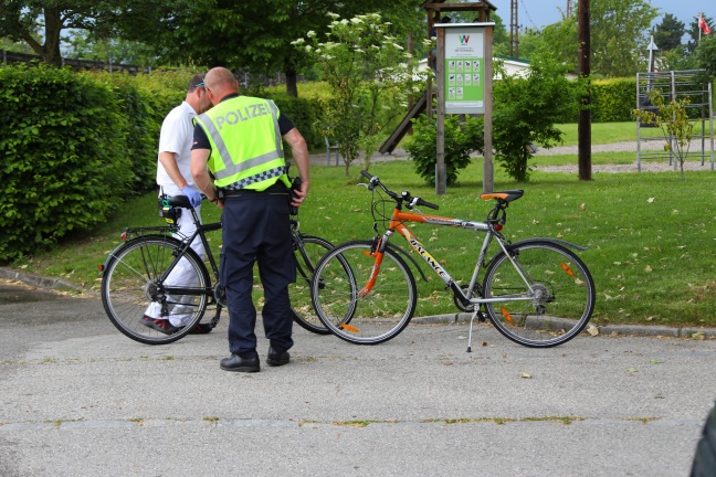 Zwei Radfahrer bei Kollision in Wels-Pernau verletzt