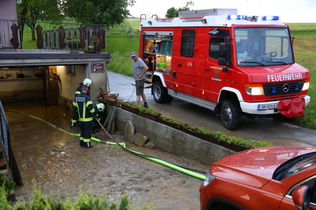 Heftige Gewitter sorgen lokal für Überflutungen und Einsätze der Feuerwehren