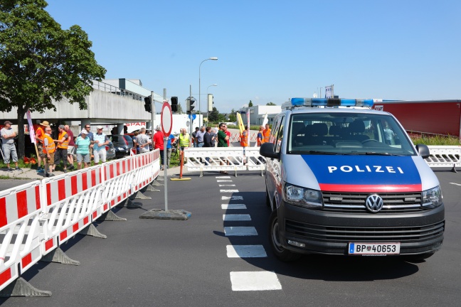 Stadtpolitischer Eklat bei Blockade der Wiener Straße in Marchtrenk im Streit um Ausbau