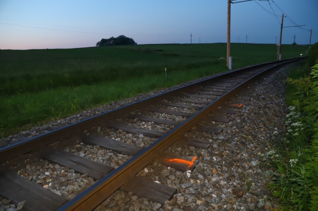 Auto auf Bahnübergang in Hinzenbach von Zug erfasst - PKW-Lenkerin (22) verletzt