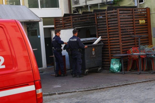 Feuerwehreinsatz: Tischfeuerwerk im Bereich des Müllraums eines Lokals in Wels-Innenstadt gezündet