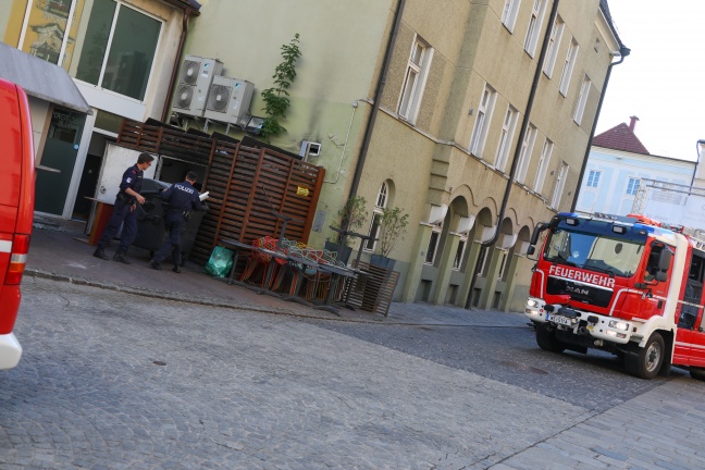 Feuerwehreinsatz: Tischfeuerwerk im Bereich des Müllraums eines Lokals in Wels-Innenstadt gezündet