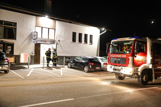Einsatz der Feuerwehr bei Brand eines Scheinwerfers in einem Sportheim in Gschwandt