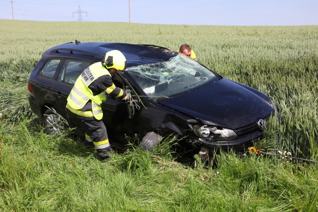 Auto mit zwei Jugendlichen überschlug sich bei Tumeltsham in ein Feld