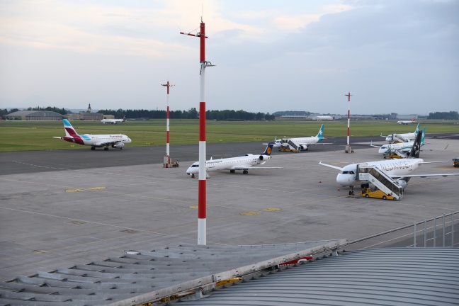 Heftiges Gewitter über München sorgt für Hochbetrieb am Blue Danube Airport in Hörsching