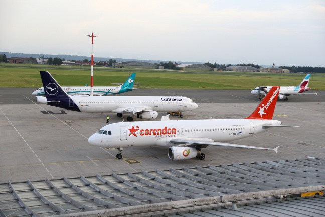Heftiges Gewitter ber Mnchen sorgt fr Hochbetrieb am Blue Danube Airport in Hrsching