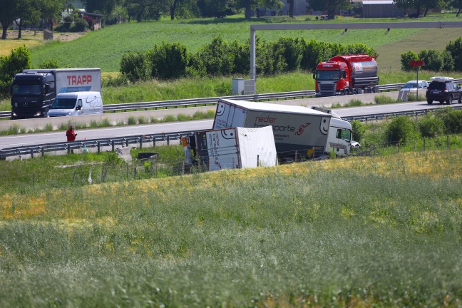 LKW auf Westautobahn bei Vorchdorf von der Fahrbahn abgekommen und teilweise umgestürzt