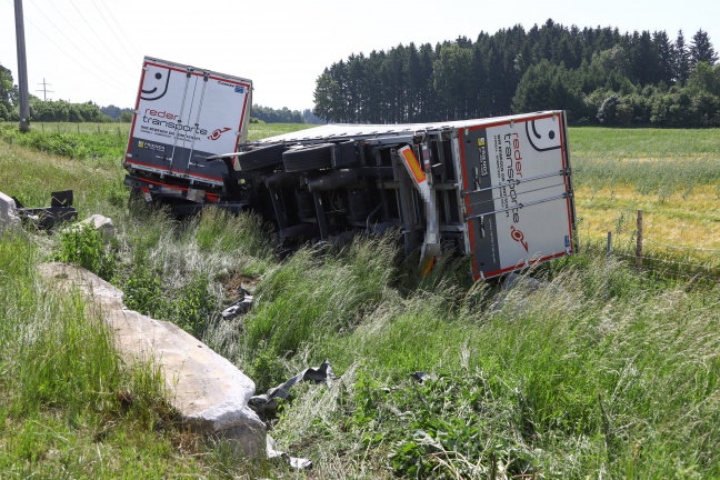 LKW auf Westautobahn bei Vorchdorf von der Fahrbahn abgekommen und teilweise umgestürzt