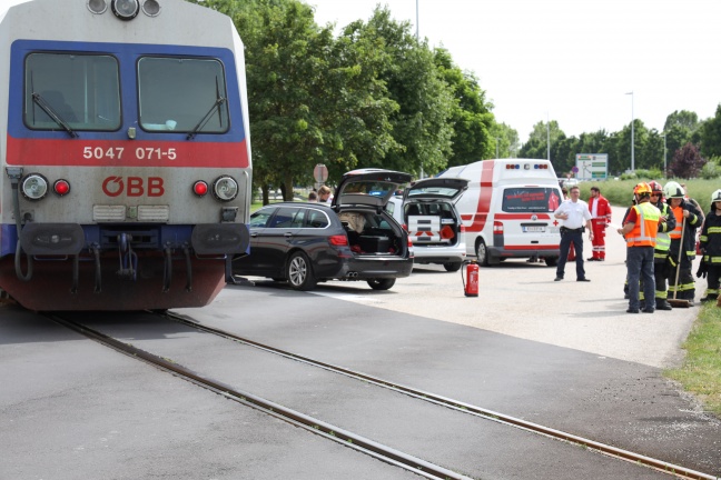 Auto auf Bahnübergang in Sattledt mit Triebwagen der Almtalbahn kollidiert