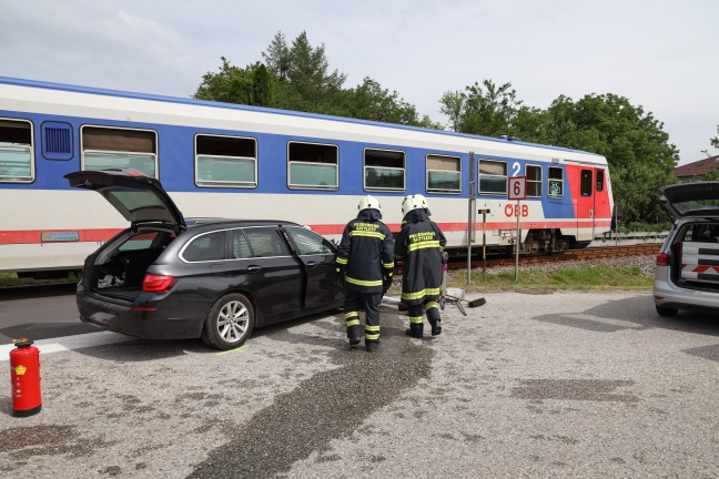 Auto auf Bahnübergang in Sattledt mit Triebwagen der Almtalbahn kollidiert