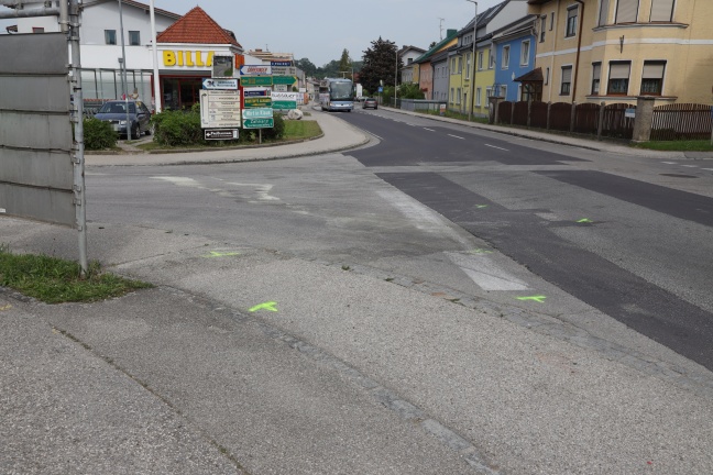 Kreuzungskollision zwischen zwei Autos in Lambach