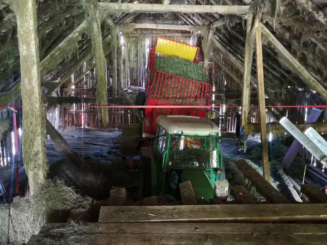 Schwierige Bergung: Traktor samt Heulader auf Bauernhof in Weitersfelden in Decke eingebrochen