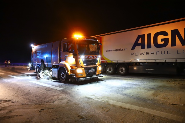 Massiver Dieselaustritt nach Verkehrsunfall mit LKW auf der Welser Autobahn in Wels-Puchberg
