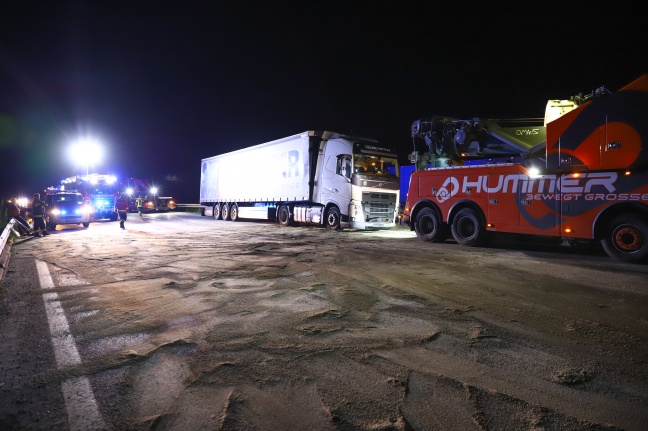 Massiver Dieselaustritt nach Verkehrsunfall mit LKW auf der Welser Autobahn in Wels-Puchberg