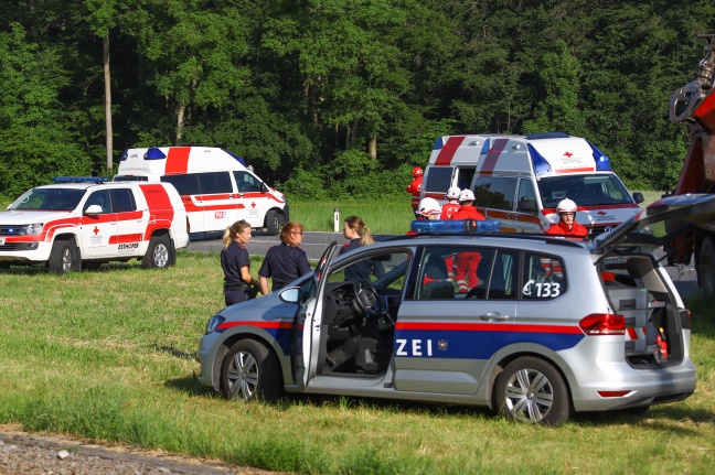 Frontalcrash zwischen Schulbus und LKW in Vorchdorf fordert drei Verletzte