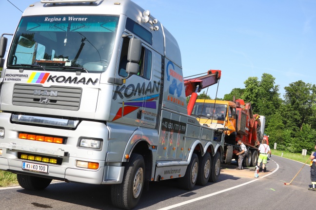 Frontalcrash zwischen Schulbus und LKW in Vorchdorf fordert drei Verletzte