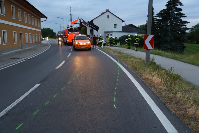 Auto crasht in Linz-Ebelsberg frontal in Straßenbeleuchtungsmast
