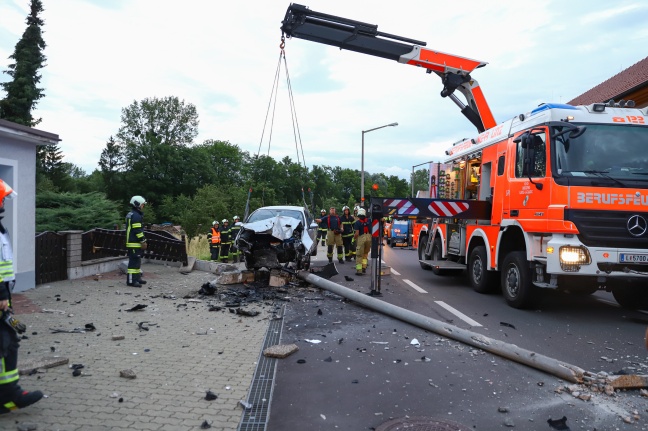 Auto crasht in Linz-Ebelsberg frontal in Straßenbeleuchtungsmast