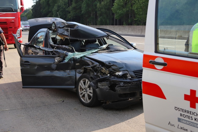 Schwerer Unfall: Auto kracht auf Westautobahn bei Sipbachzell in Heck eines LKW