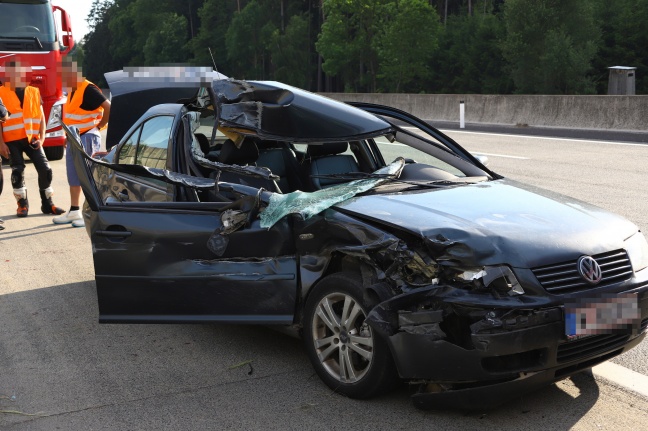 Schwerer Unfall: Auto kracht auf Westautobahn bei Sipbachzell in Heck eines LKW