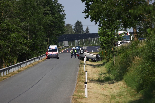 Auto bei Verkehrsunfall auf Innviertler Straße in Wels-Puchberg überschlagen