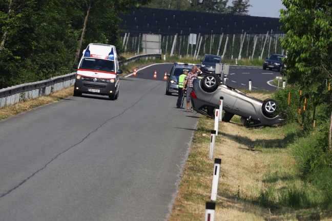 Auto bei Verkehrsunfall auf Innviertler Straße in Wels-Puchberg überschlagen