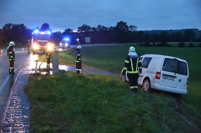 Auto bei Unfall im Kreisverkehr in St. Georgen bei Grieskirchen in ein Feld überschlagen