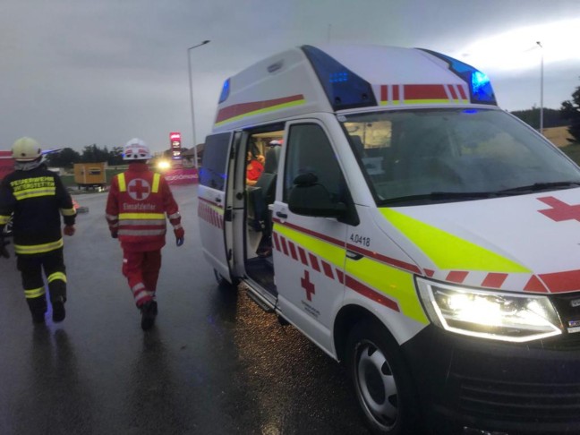 Auto bei Unfall im Kreisverkehr in St. Georgen bei Grieskirchen in ein Feld überschlagen