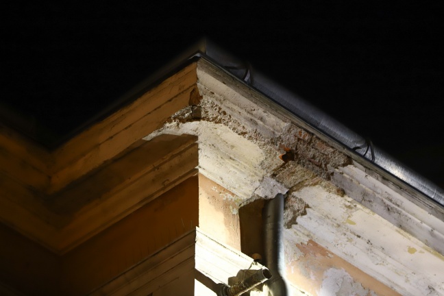 Lockere Fassadenteile eines Hauses in Wels-Innenstadt abgestürzt