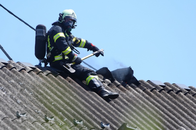 Drei Feuerwehren bei Brand eines Mehrfamilienhauses in Traun im Einsatz